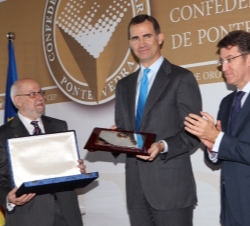 Su Alteza Real el Príncipe de Asturias con la Medalla de Oro de la Confederación de Empresarios de Pontevedra
